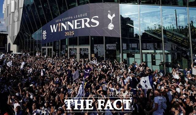 토트넘 홋스터 스타디움 앞에 구름처럼 모인 팬들./토트넘