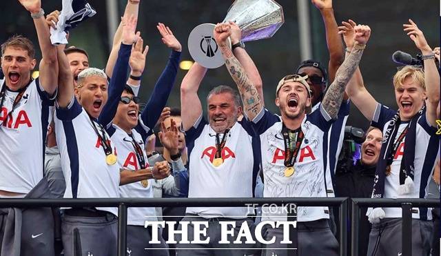 취임 2년 만에 우승 트로피를 들어올리는 안지 포스테코글루 감독과 선수들./토트넘