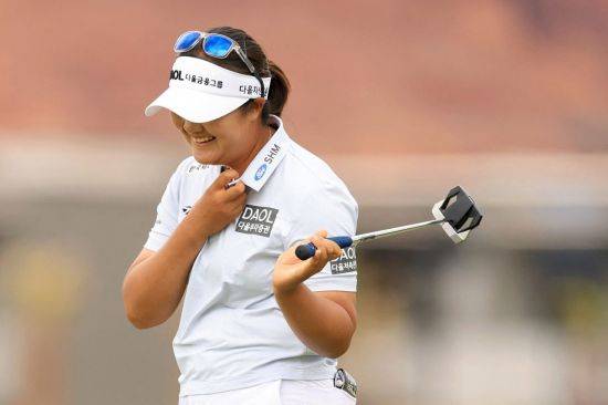 유해란이 블랙 데저트 챔피언십에서 제로 토크 퍼터를 들고 우승한 뒤 환하게 웃고 있다. AFP연합뉴스