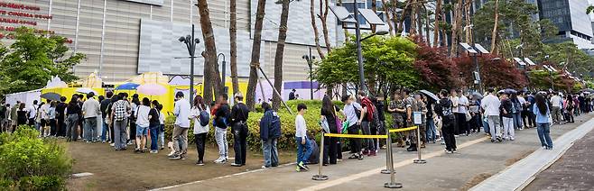 지난 17일 포켓몬 카드를 얻기 위해 꼬리에 꼬리를 무는 대기 행렬. /이건송 영상미디어 기자