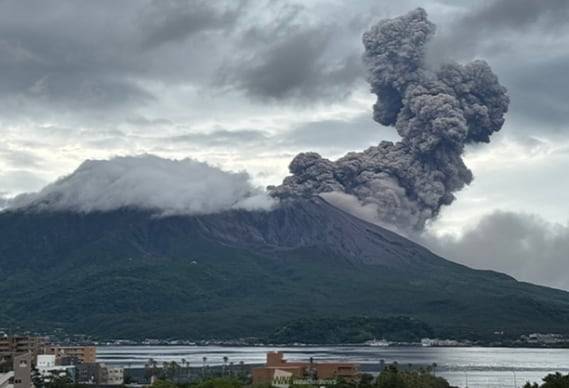 22일 일본 가고시마현 사쿠라지마 화산에 검은 연기가 분출하는 모습. /일본 웨더뉴스