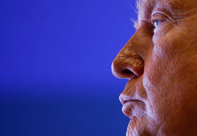 지난 16일 도널드 트럼프 미국 대통령이 아랍에미리트 아부다비에서 열린 비즈니스 포럼에 참석한 모습. /로이터 연합뉴스