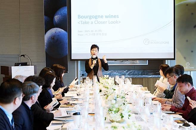 부르고뉴 와인 협회(BIVB)가 지난달 주최한 프레스 아뜰리에 행사에서 이인순 와인랩 원장이 부르고뉴 지역 와인에 대한 설명을 하고 있다. /합스카치 제공