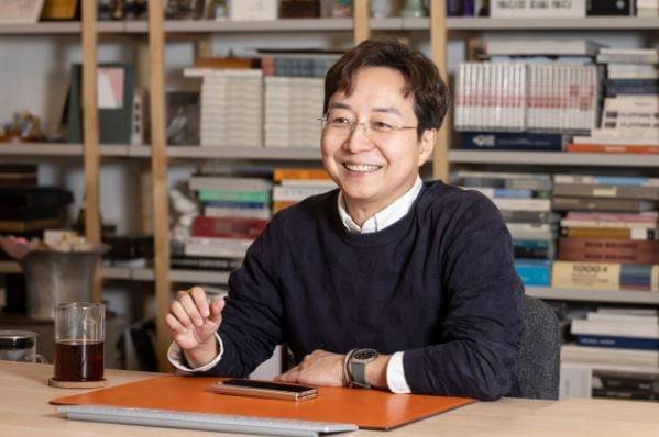 인문 건축가 유현준. 모닥불부터 스마트시티까지, 시대를 열어간 건축의 빅히스토리 다룬 책 ‘공간 인간’을 썼다./사진=김흥구