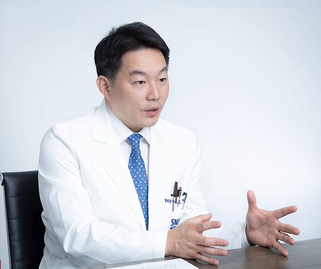 지난 13일 서울 종로구 서울대병원에서 만난 고영일 혈액종양내과 교수는 "혈액암은 환자 수가 적고 관심은 낮지만, 최근 재발률을 절반가량 낮추는 등 새로운 치료법이 등장하고 있다"며 "3단계 치료법을 통해 완치도 가능하다"고 말했다./서울대병원