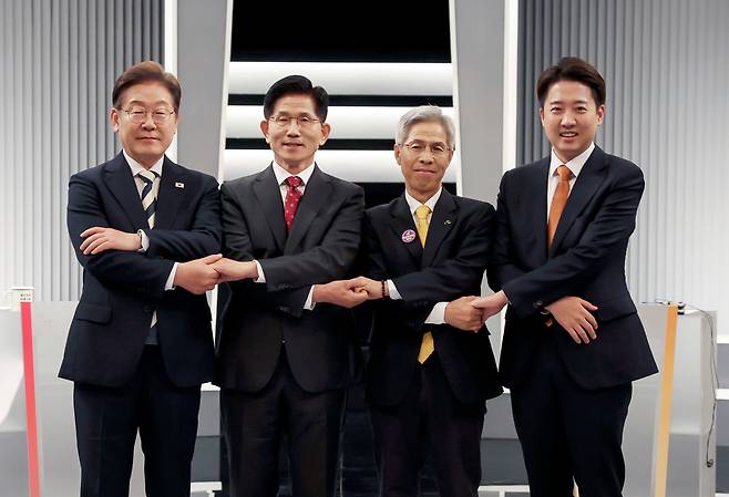 이재명 더불어민주당(왼쪽부터), 김문수 국민의힘, 권영국 민주노동당, 이준석 개혁신당 대통령 후보가 23일 서울 영등포구 KBS본관 스튜디오에서 중앙선거방송토론위원회 주관 제21대 대통령선거 2차 후보자 토론회 시작에 앞서 기념 촬영을 하고 있다. /뉴스1