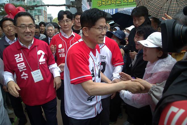 김문수 국민의힘 대통령 후보(가운데)가 24일 경북 안동 웅부공원을 찾아 지지자들과 인사를 나누고 있다.  /뉴스1