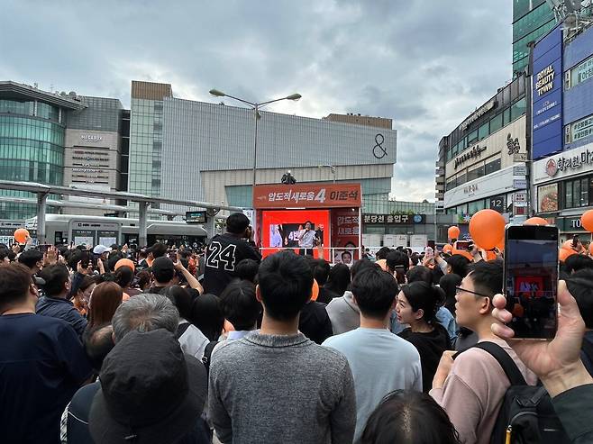 이준석 개혁신당 대선 후보가 24일 오후 경기 수원시 팔달구 수원역에서 유세하고 있다. /수원=김민국 기자