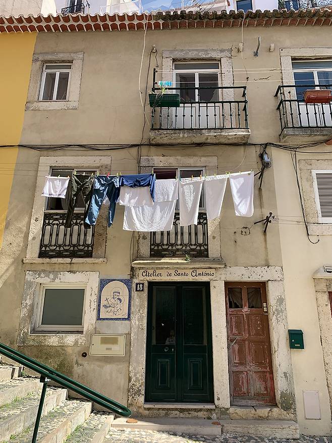 낡고 오래된 주택가  풍경은 알파마 지구를  상징한다.