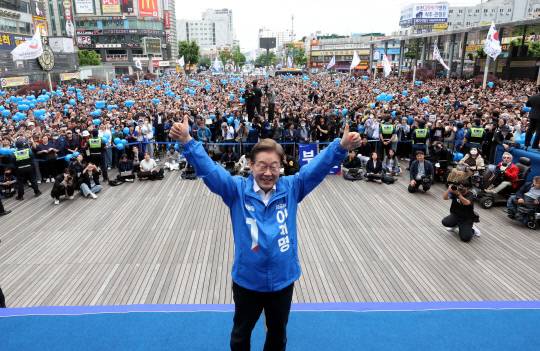 이재명 더불어민주당 대선 후보가 24일 경기 부천시 부천역 북부광장에서 열린 유세에서 시민들에게 인사하고 있다. 연합뉴스