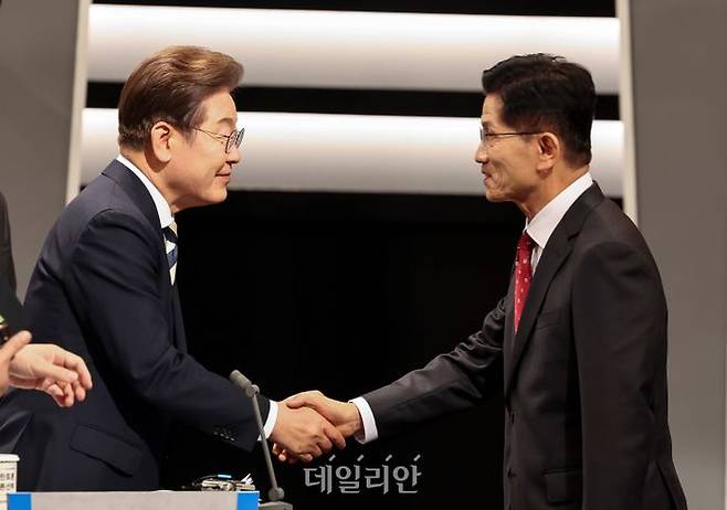23일 서울 영등포구 여의도 KBS 스튜디오에서 열린 중앙선거방송토론위원회 주관 21대 대선 후보 토론회에 앞서 더불어민주당 이재명 후보와 국민의힘 김문수 후보가 악수를 나누고 있다. ⓒ국회사진기자단