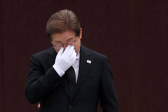 이재명 더불어민주당 대선 후보가 고 노무현 전 대통령 16주기인 지난 23일 경남 김해시 진영읍 봉하마을을 찾아 노 전 대통령의 묘역을 참배한 뒤 눈물을 훔치고 있다. ⓒ뉴시스