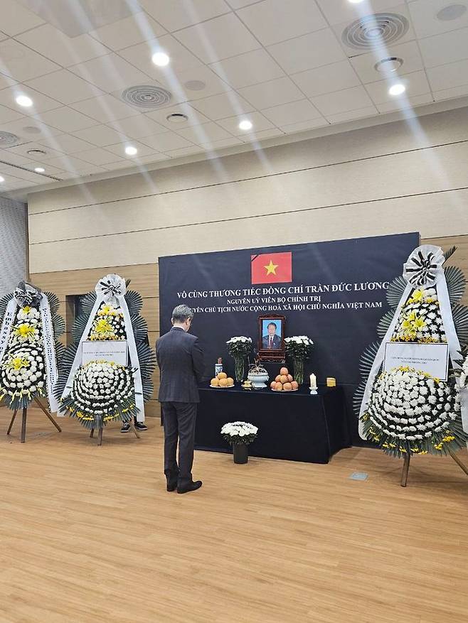 김홍균 외교부 제1차관이 24일 서울 종로 삼청동 주한 베트남대사관을 방문해 쩐 득 르엉 베트남 전 국가주석 서거 관련 조문을 하고 있다. ⓒ외교부