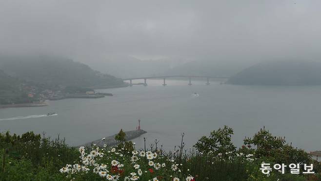 쑥섬이 머리에 이고 있는 ‘별 정원’에서 바라본 바다. 봄비답지 않은 빗속에서 바다와 하늘 모두 연회색 빛으로 하나가 된 듯하다. 멀리 사양도(왼쪽 섬)와 내나로도(오른쪽 섬)를 잇는 다리는 사양교다.