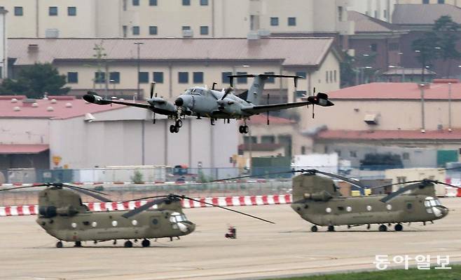 23일 경기 평택 주한 미군기지 캠프 험프리스에서 미 육군의 정찰기 RC-12X ‘가드레일’이 이륙하고 있다.
평택=홍진환 기자 jean@donga.com