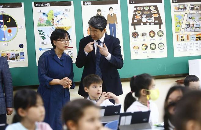 이주호 사회부총리 겸 교육부장관이 2023년 5월 18일 광주 광산구 하남중앙초등학교를 방문해 다문화 학생을 대상으로 운영하는 특별학급의 한국어 수업을 참관하고 있는 모습. 광주=뉴스1