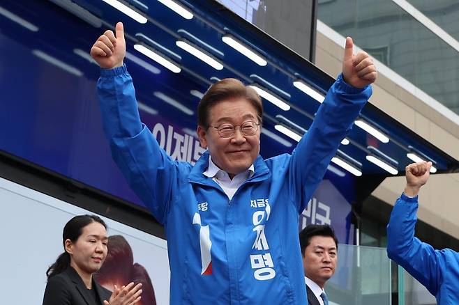 이재명 더불어민주당 대통령 후보가 24일 오후 경기도 부천시 부천역 북부광장에서 열린 유세에서 시민들에게 지지를 호소하고 있다. 뉴시스