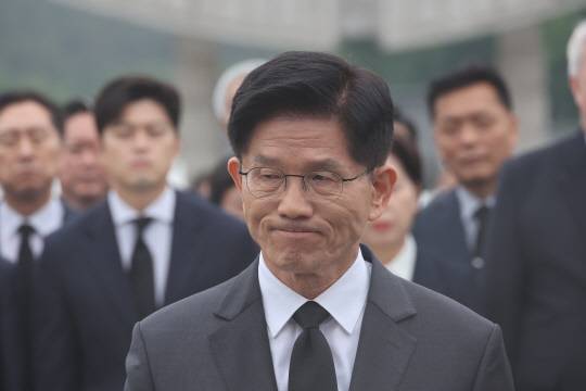 김문수 국민의힘 대선 후보가 지난 17일 광주 북구 국립 5·18 민주묘지를 찾아 참배하고 있다. [연합뉴스]