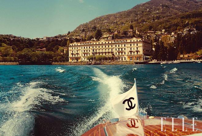 시대를 초월한 아름다운 빌라 데스테에서 열린 샤넬 크루즈 2025/2026 컬렉션 티저 이미지.