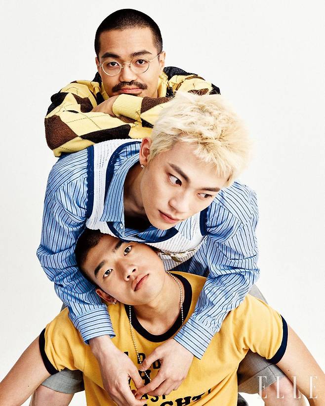 네오 소라 감독이 입은 니트는 Masu. 쿠리하라 하야토가 입은 레이어드 톱은 Egonlab. 그레이 팬츠는 스타일리스트 소장품. 히다카 유키토가 입은 티셔츠와 팬츠는 모두 ERL.