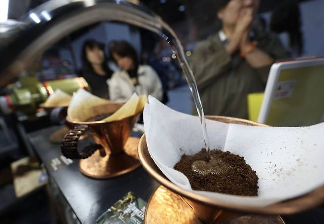 최근 서울 강서구 코엑스마곡에서 열린 카페디저트페어에서 참가 업체 관계자가 커피를 내리고 있다. 뉴시스