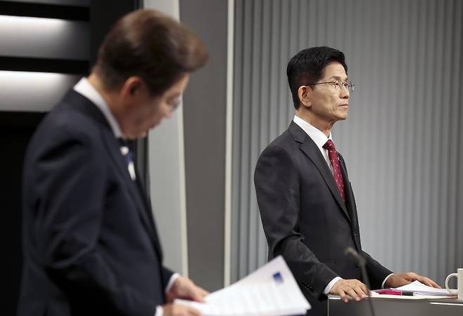 김문수 국민의힘 대선후보가 23일 서울 영등포구 KBS본관 스튜디오에서 열린 중앙선거방송토론위원회 주관 제21대 대통령선거 2차 후보자 토론회에서 발언하고 있다. 왼쪽은 이재명 더불어민주당 후보. 뉴시스