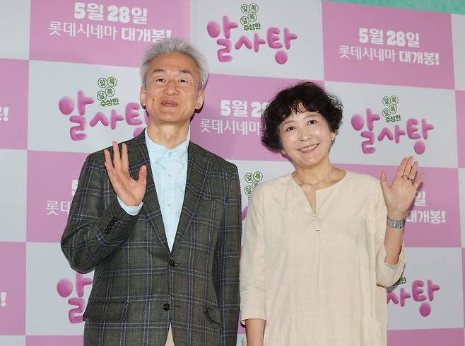 23일 서울 광진구 롯데시네마 건대입구점에서 열린 애니메이션 '알사탕' 시사 간담회에서 원작자인 백희나 작가(오른쪽)와 와시오 다카시 프로듀서가 포즈를 취하고 있다. 이 작품은 백 작가의 동화책을 원작으로 한 일본 애니로 아카데미 시상식 단편 애니 부문 후보에 올랐다. 연합뉴스