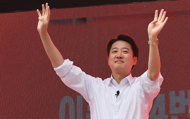 이준석 개혁신당 대선 후보가 24일 경기도 수원시 팔달구 수원역 로데오거리에서 시민들에게 인사하고 있다. 연합뉴스