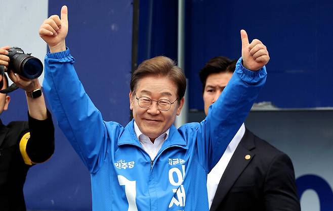 이재명 더불어민주당 대선후보가 22일 경남 양산 워터파크공원에서 열린 유세에서 손을 치켜들고 인사하고 있다. 공동취재사진