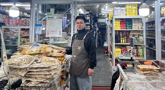 강원도 원주시에서 식품 도소매점을 운영하는 이동기씨는 “최근 3개월간 적자만 2천만원”이라고 말했다. 원주=임지선 기자