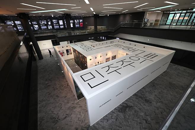 신관 중앙에서는 문화운동을 주제로 특별전이 열리고 있다.