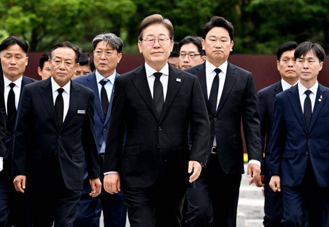 이재명 더불어민주당 대선 후보가 23일 오전 김해시 봉하마을 고 노무현 전 대통령 묘역을 찾아 참배를 마친 뒤 이동하고 있다. 김해=고영권 기자