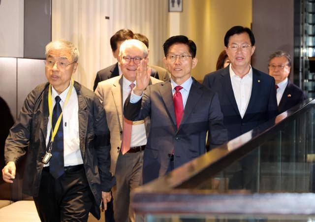 국민의힘 김문수 대선 후보가 23일 중구 더플라자호텔 서울에서 열린 2025년 제3회 국가와 민족을 위한 조찬기도회에 참석하고 있다. 하상윤 기자