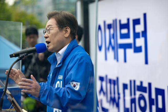 이재명 더불어민주당 대선 후보가 24일 경기 안양시 동안구 평촌중앙공원에서 열린 집중유세에서 시민들에게 지지를 호소하고 있다. 연합뉴스