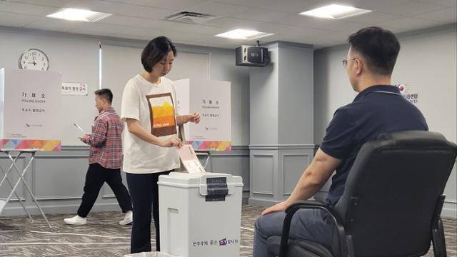 20일 미국 버지니아주 알렉산드리아의 코리안커뮤니티센터에 마련된 제21대 대선 재외국민 투표소에서 한 유권자가 투표함에 투표용지를 넣고 있다. 알렉산드리아=연합뉴스