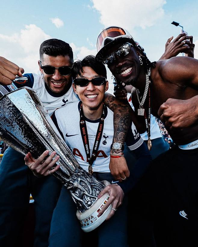 24일 영국 런던에서 열린 UEL 우승 기념 토트넘의 버스 퍼레이드. 사진=토트넘 SNS