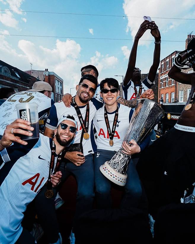24일 영국 런던에서 열린 UEL 우승 기념 토트넘의 버스 퍼레이드. 사진=토트넘 SNS