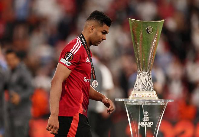 <yonhap photo-3245=""> Soccer Football - Europa League - Final - Tottenham Hotspur v Manchester United - San Mames, Bilbao, Spain - May 21, 2025 Manchester United's Casemiro looks dejected as he walks past the trophy after collecting his runners up medal REUTERS/Isabel Infantes TPX IMAGES OF THE DAY/2025-05-22 06:56:55/ <저작권자 ⓒ 1980-2025 ㈜연합뉴스. 무단 전재 재배포 금지, AI 학습 및 활용 금지></yonhap>