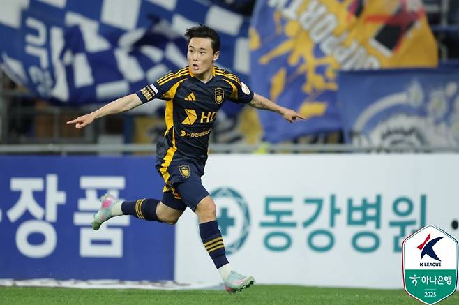 울산 엄원상이 24일 울산문수축구경기장에서 열린 김천과의 하나은행 K리그1 2025 15라운드서 역전골을 터뜨린 뒤 환호하고 있다. 사진=프로축구연맹