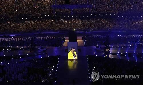 2012 런던올림픽 폐막식 프레디 머큐리 영상. [사진=EPA 연합뉴스 자료사진]
