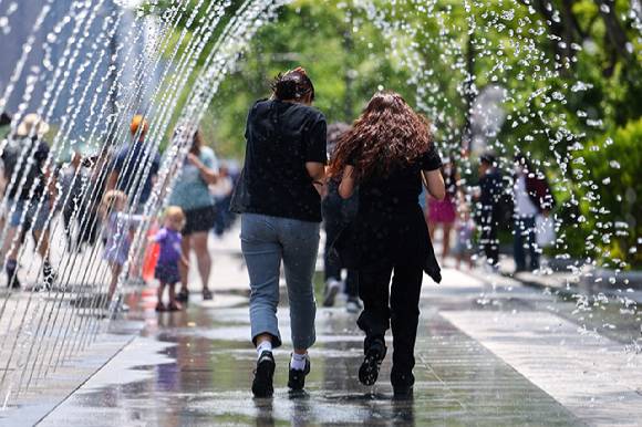 서울 한낮 기온이 26도까지 오르며 더운 날씨를 보인 14일 서울 종로구 광화문광장에서 시민들이 터널분수를 달려서 통과하고 있다. 2025.5.14  [사진=연합뉴스]