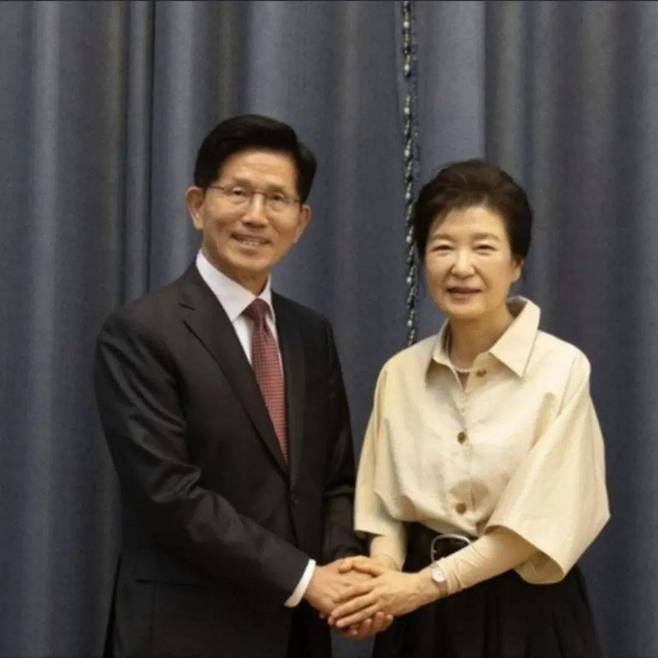 김문수 후보와 박근혜 전 대통령이 손을 맞잡고 환담을 나누는 모습. (국민의힘)