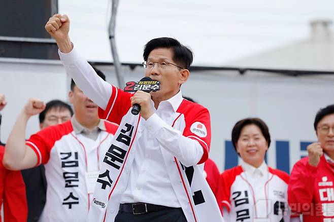 김문수 후보가 24일 경상북도 칠곡군을 방문하여 도민들과 인사를 나누고 제21대 대통령 선거에서 지지를 호소했다. (국민의힘)