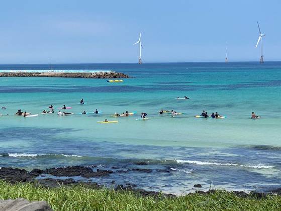 지난 여름 제주 월정해수욕장에서 서핑을 즐기고 있는 관광객들. 최충일 기자