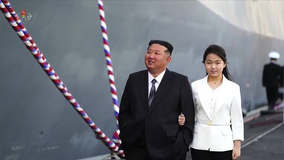 북한 김정은 총비서는 이상(실현 불가능한 사회주의)과 현실(자본주의)의 괴리에 짓눌려 있다. 사진은 김정은이 지난4월 딸 주애와 5000t급 신형 다목적구축함 ‘최현호’ 진수식에 참석한 모습. [조선중앙TV=연합뉴스]