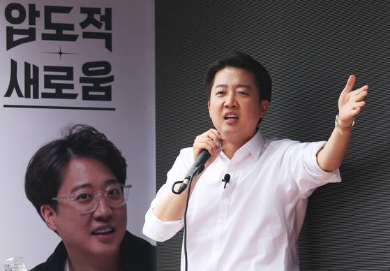 이준석 개혁신당 대선 후보가 24일 경기 수원시 팔달구 수원역 로데오거리에서 지지를 호소하고 있다. 연합뉴스