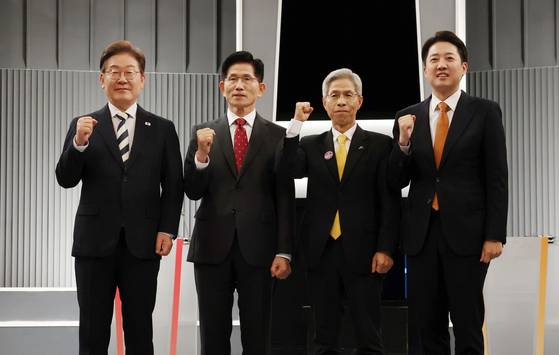 중앙선거관리위원회 주관 대선후보 2차 토론회가 ‘사회 갈등 극복과 통합 방안’을 주제로 23일 밤 서울 여의도 KBS 스튜디오에서 열렸다. 이날 더불어민주당 이재명(왼쪽부터)·국민의힘 김문수·민주노동당 권영국·개혁신당 이준석 대선후보가 본격적인 토론회에 앞서 사진을 촬영하고 있다. 마지막 TV 토론회는 정치 분야를 주제로 오는 27일(화) 열릴 예정이다. [사진 국회사진기자단]