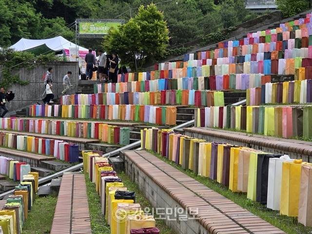 ▲ 24일 원주한지테마파크에서 열리고 있는 제27회 원주한지문화제를 찾은 시민들. 권혜민