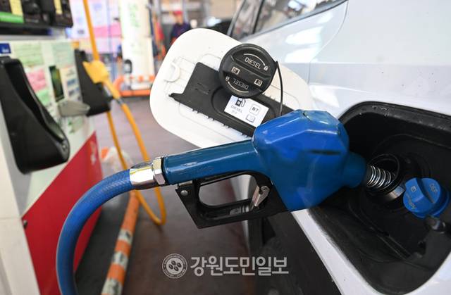 ▲ 강원도내 한 주유소에서 승용차에 연료를 주유하고 있다. 강원도민일보 자료사진