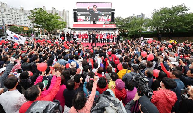 ▲ 국민의힘 김문수 대선 후보가 24일 경북 구미시 박정희 전 대통령 생가 앞에서 집중유세를 하고 있다. 2025.5.24 [공동취재]